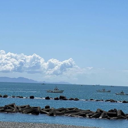 海と山に囲まれた静かな港町の オーシャンビュー 個室ゲストハウスeat&Stay Romey Shizuoka Dış mekan fotoğraf